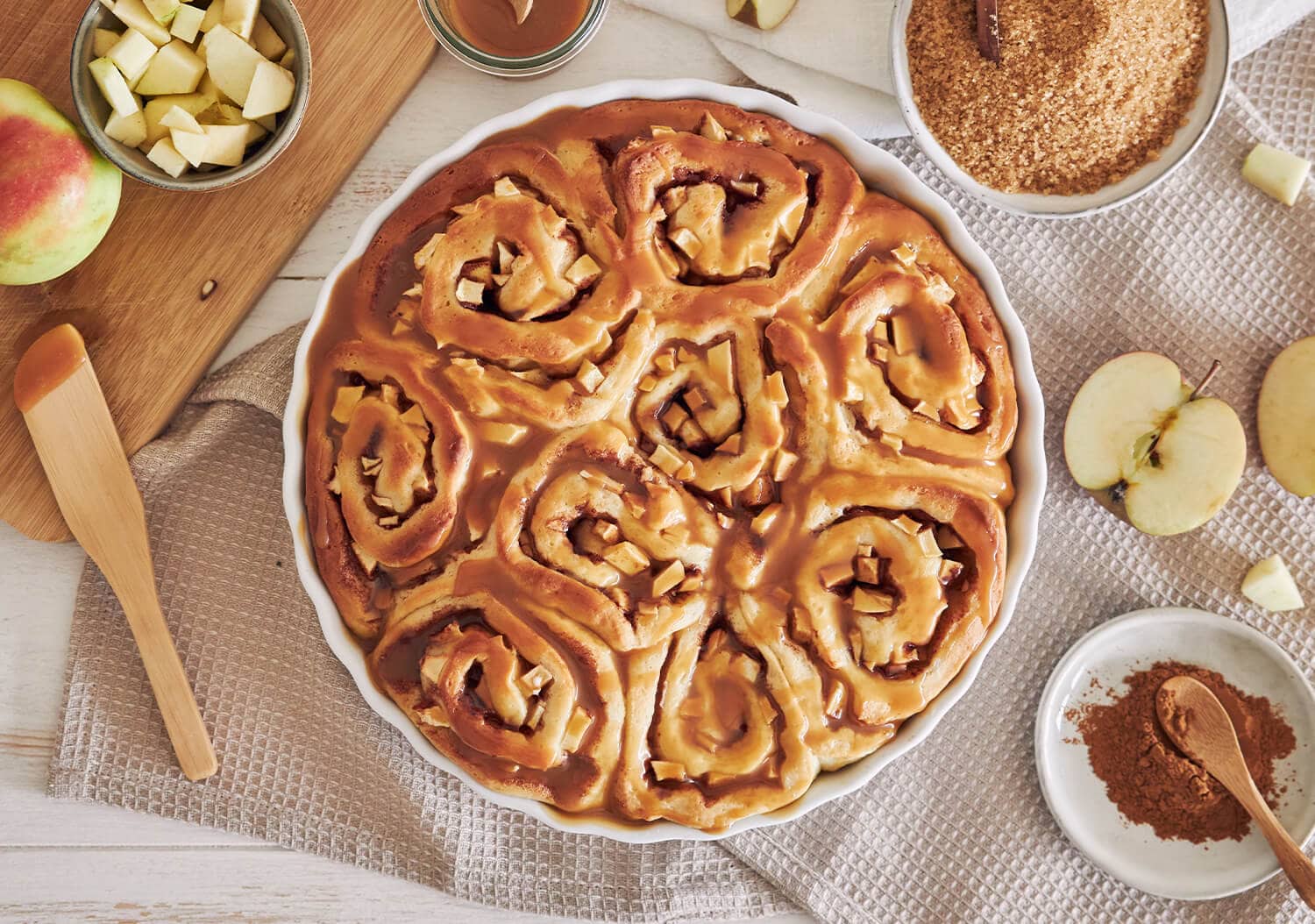 Spiced Apple Cake with Cinnamon Glaze – Tasty froks